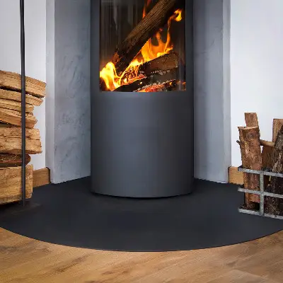 Černá plechová podložka pod krb ve tvaru čtvrtkruhu