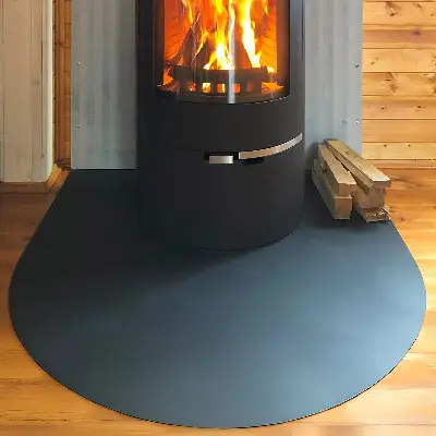 Půloválná podložka před krb z černého plechu
