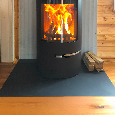 Podložka pod kamna z černého plechu ve tvaru obdélníku