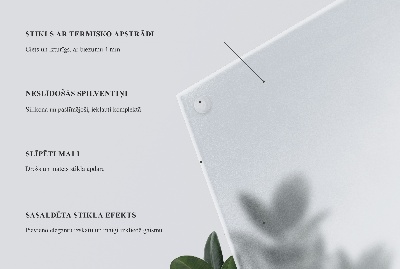 Deska na stůl čtvercového tvaru v poloprůhledném provedení