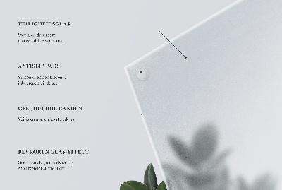 Deska na stůl čtvercového tvaru v poloprůhledném provedení