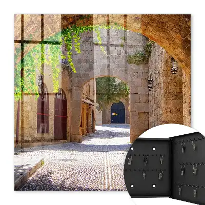 Kamenná ulice s architekturou a zelení