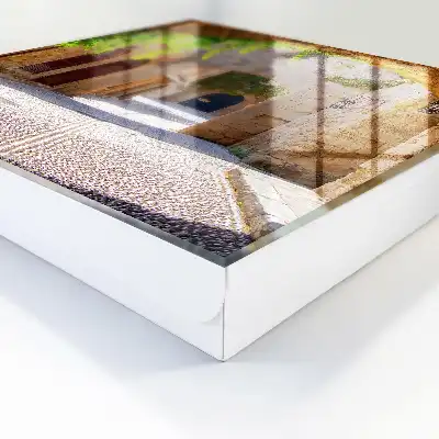 Kamenná ulice s architekturou a zelení