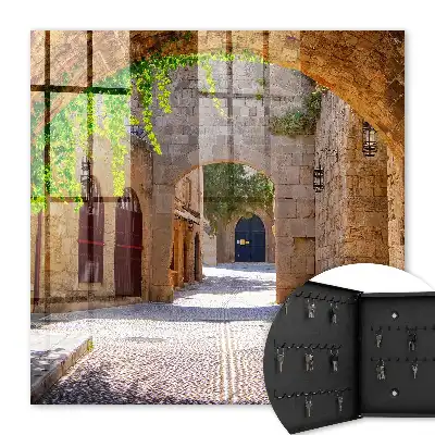 Kamenná ulice s architekturou a zelení