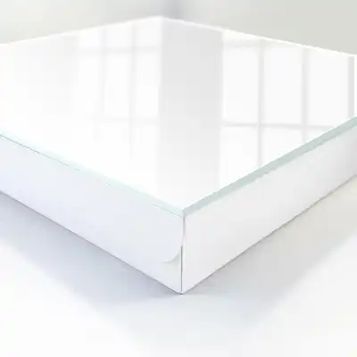 Bílá minimalistická bílá