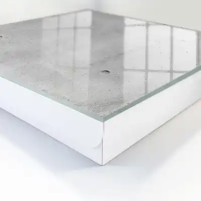 Minimalistické šedé odstíny surového betonu