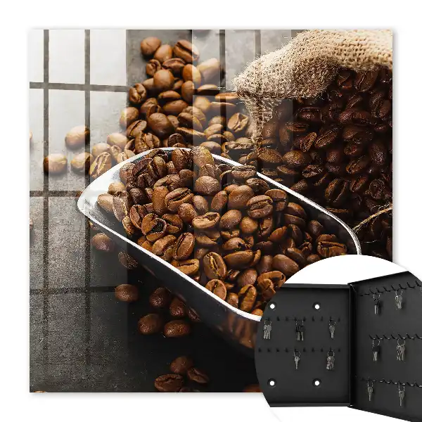 Kávová zrna v kovové naběračce