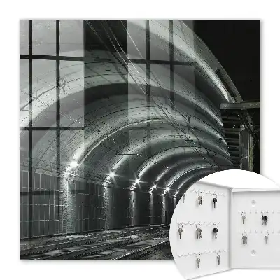 Železniční tunel s dynamickými oblouky