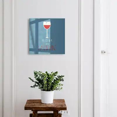 Sklenice vína s inspirativním nápisem