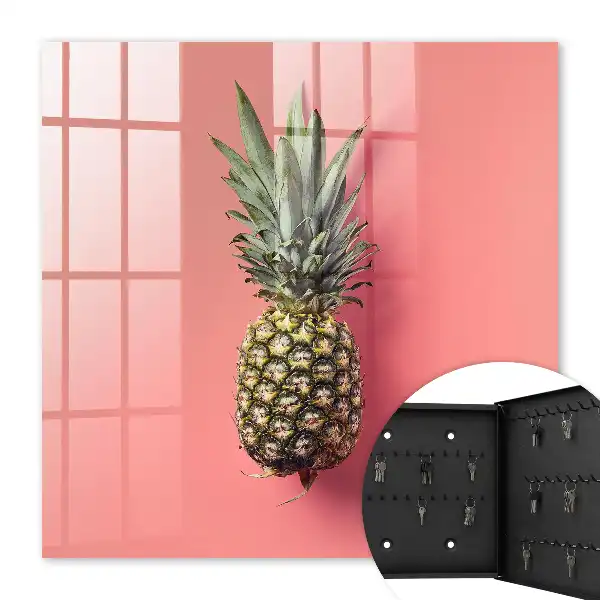 Exotický ananas s růžovým pozadím