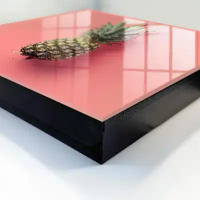 Exotický ananas s růžovým pozadím