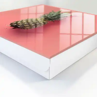 Exotický ananas s růžovým pozadím