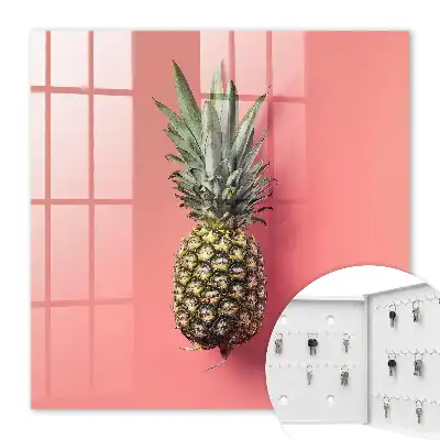 Exotický ananas s růžovým pozadím