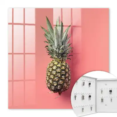 Exotický ananas s růžovým pozadím
