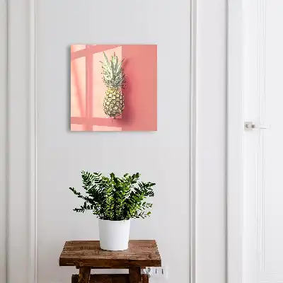 Exotický ananas s růžovým pozadím