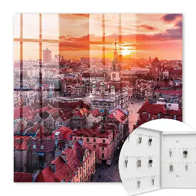 Západ slunce nad historickými střechami
