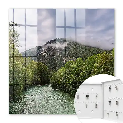 Horská krajina s řekou a lesem