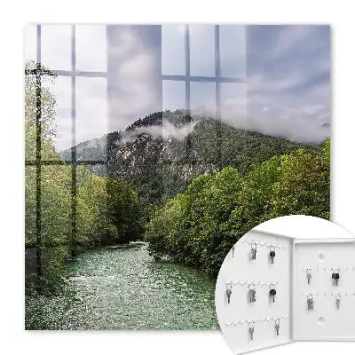 Horská krajina s řekou a lesem
