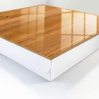 Dřevěná textura dodává útulnost