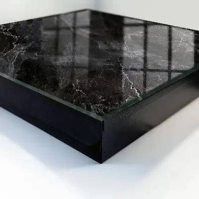 Stylová elegance připomínající mramor