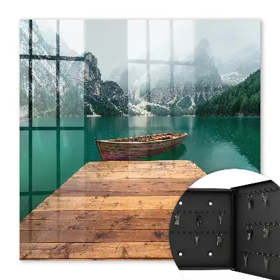 Horské jezero obklopené vrcholky