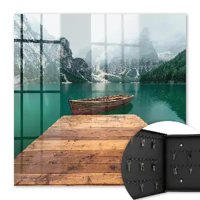 Horské jezero obklopené vrcholky