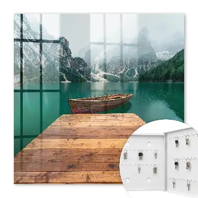 Horské jezero obklopené vrcholky