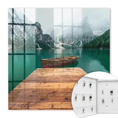 Horské jezero obklopené vrcholky