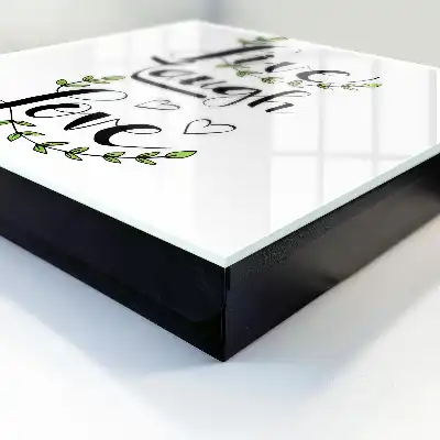 Pozitivní typografie s květinovými akcenty