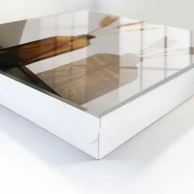 Láhev cereálií v minimalistickém stylu