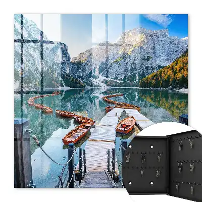 Horská krajina s dřevěnými loděmi
