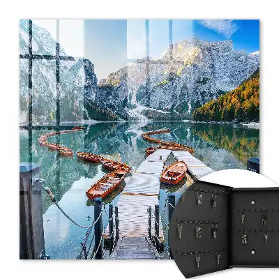 Horská krajina s dřevěnými loděmi