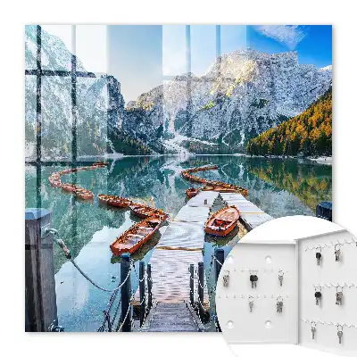 Horská krajina s dřevěnými loděmi