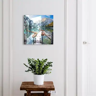Horská krajina s dřevěnými loděmi