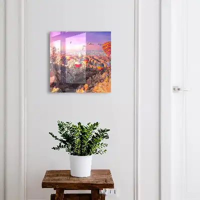 Balóny ve vzduchu nad skalnatým údolím