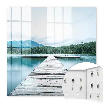 Jezero míru obklopené horami