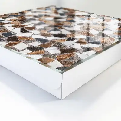 Geometrická mozaika hnědá, bílá a šedá