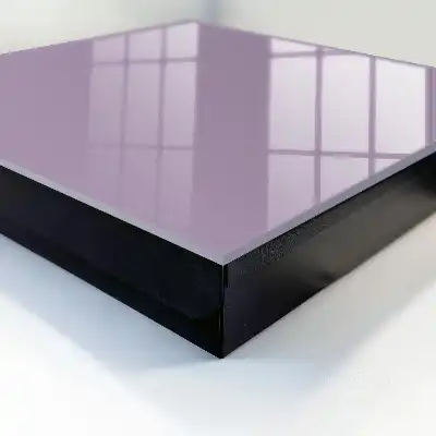 Minimalistické šaty v šeříkově fialové barvě