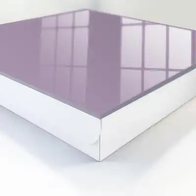 Minimalistické šaty v šeříkově fialové barvě