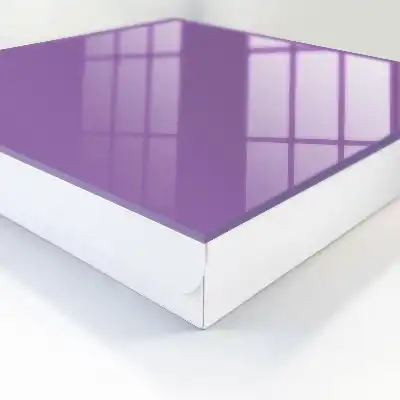 Fialová barva minimalismus expresivita