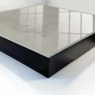 Šedá tapeta s minimalistickou texturou