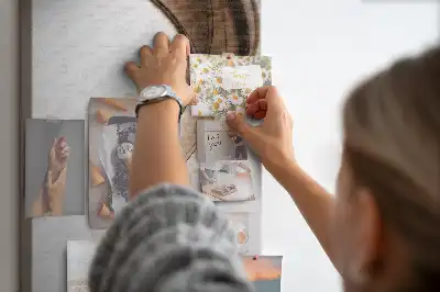 Nástěnka s abstraktním motivem vlny