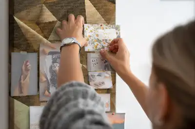 Dětská nástěnka s motivem trojrozměrné abstrakce