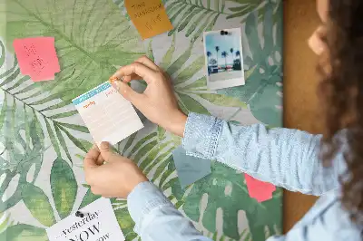 Dětská nástěnka s motivem akvarelových lesních listů