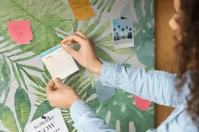 Dětská nástěnka s motivem akvarelových lesních listů