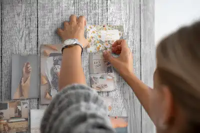 Nástěnka ze surového dřeva