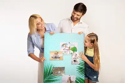 Korková nástěnka s abstraktním motivem uměleckých listů