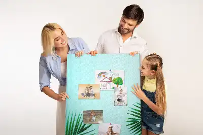 Korková nástěnka s abstraktním motivem uměleckých listů
