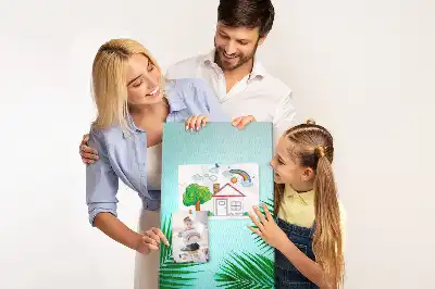 Korková nástěnka s abstraktním motivem uměleckých listů