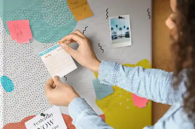 Dětská nástěnka s motivem abstraktních čmáranic